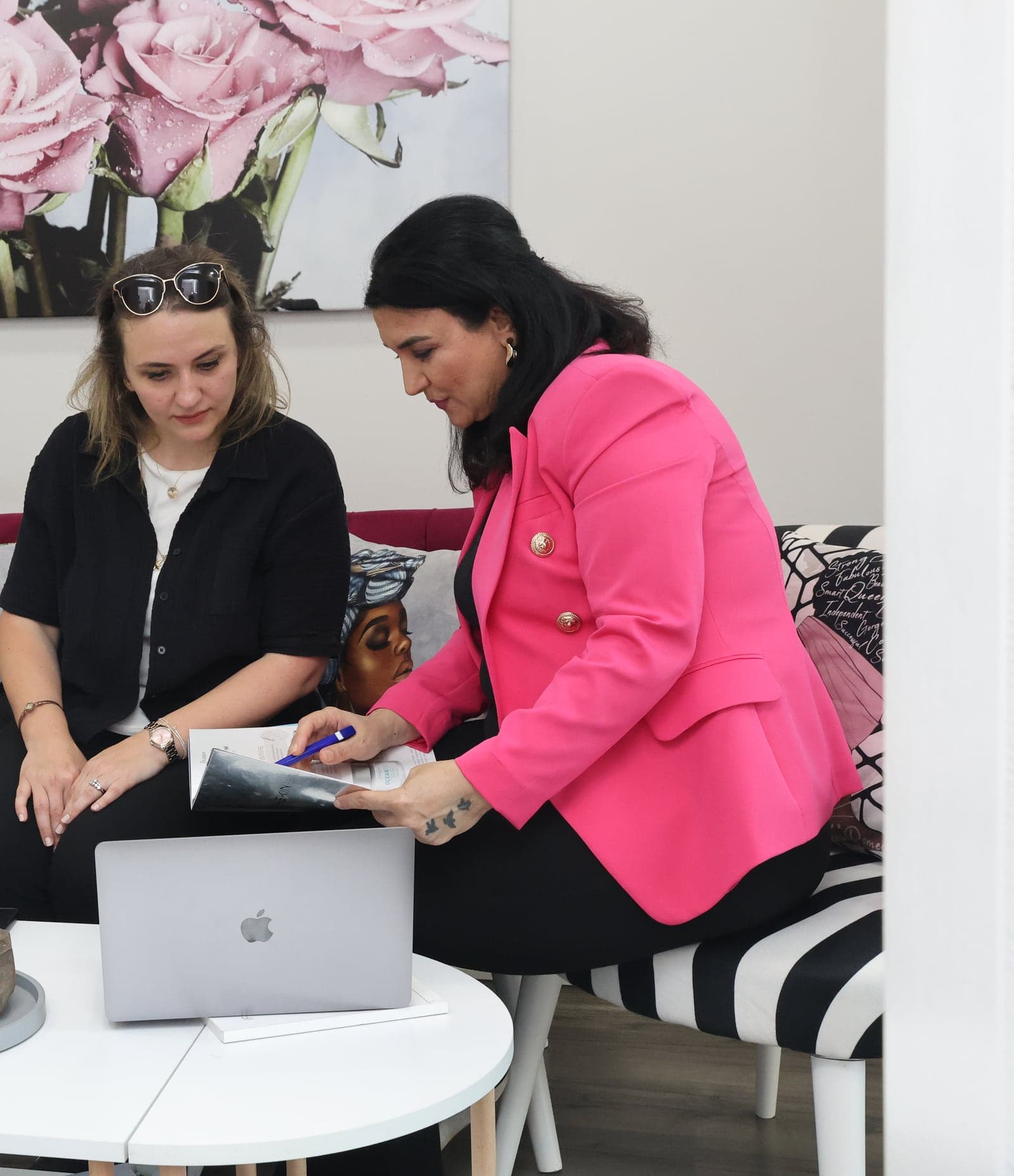 Lunella Beauty Concept Maltepe kurucusu danışan ile ürün kataloğuna bakarken