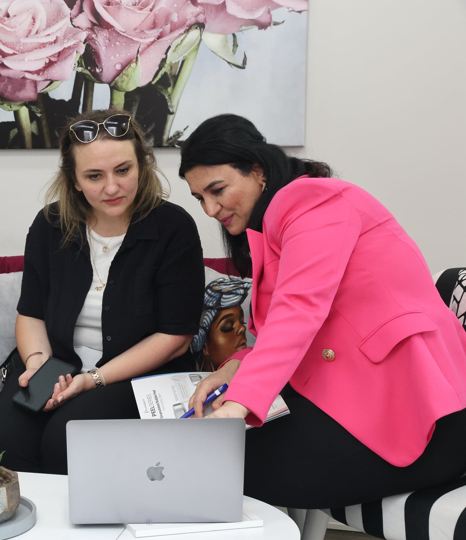 Lunella Beauty Concept Maltepe kurucusu danışan ile bakım danışmanlığı yaparken
